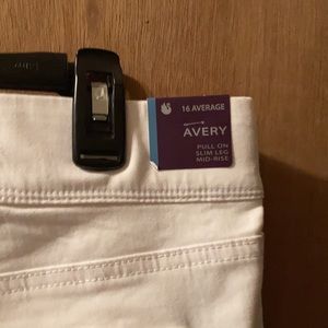 NWT Women’s white stretch jeans